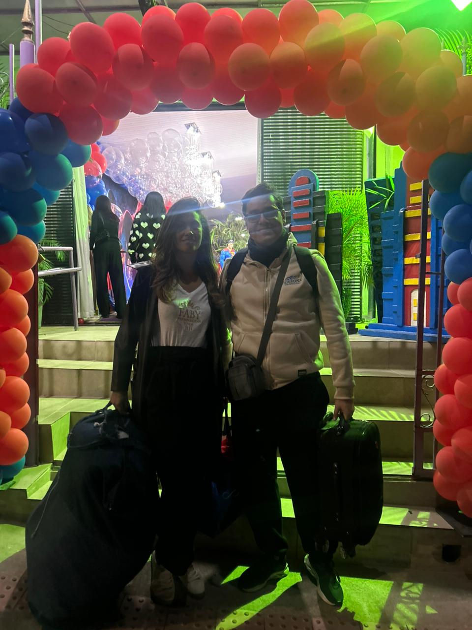 Equipe Faby Personagens Vivos chegando para evento infantil em Belo Horizonte com malas de figurinos